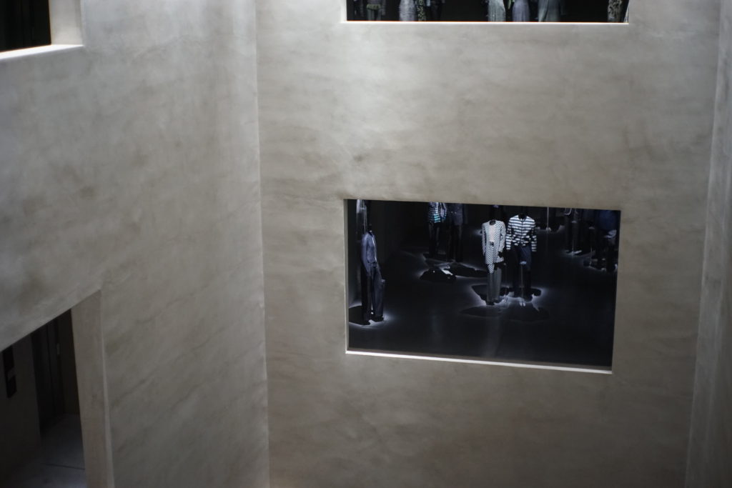 松澤穣Armani Silos ミラノのアルマーニ美術館大階段と吹抜