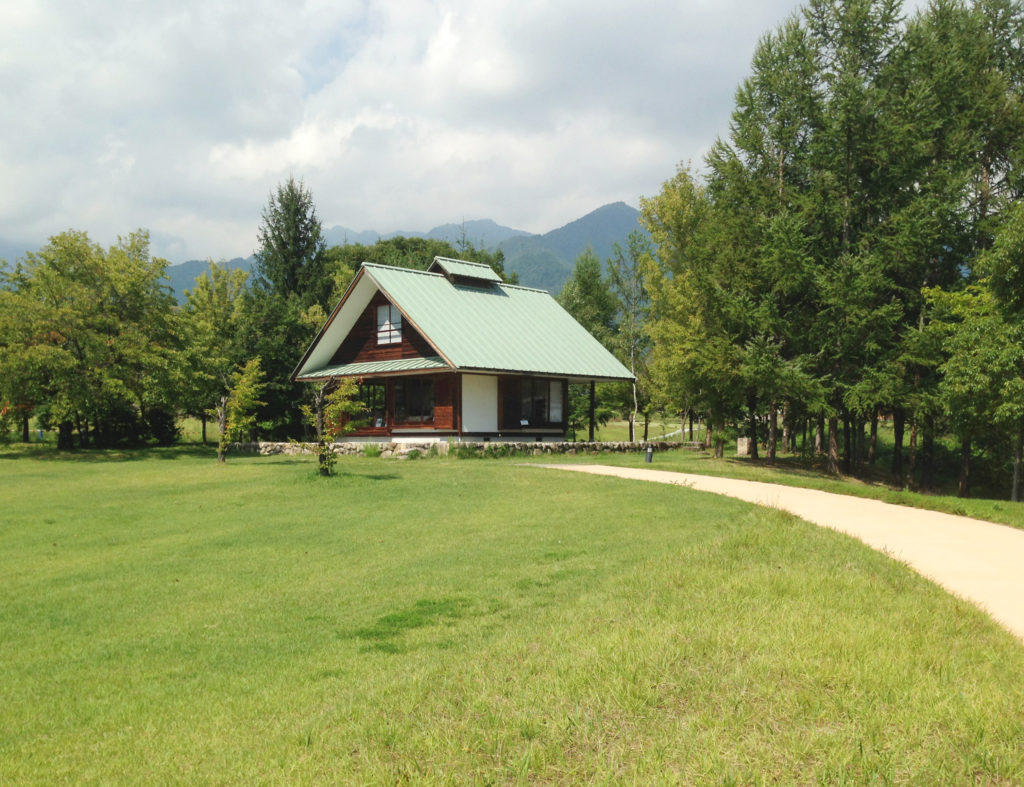 奧村まこと設計:いわさきちひろ・安曇野ちひろ公園の「ちひろの黒姫山荘」