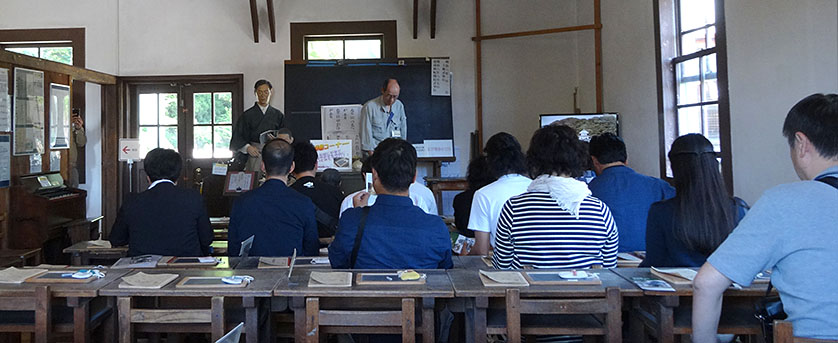 旧見付学校(磐田市)の教室にて