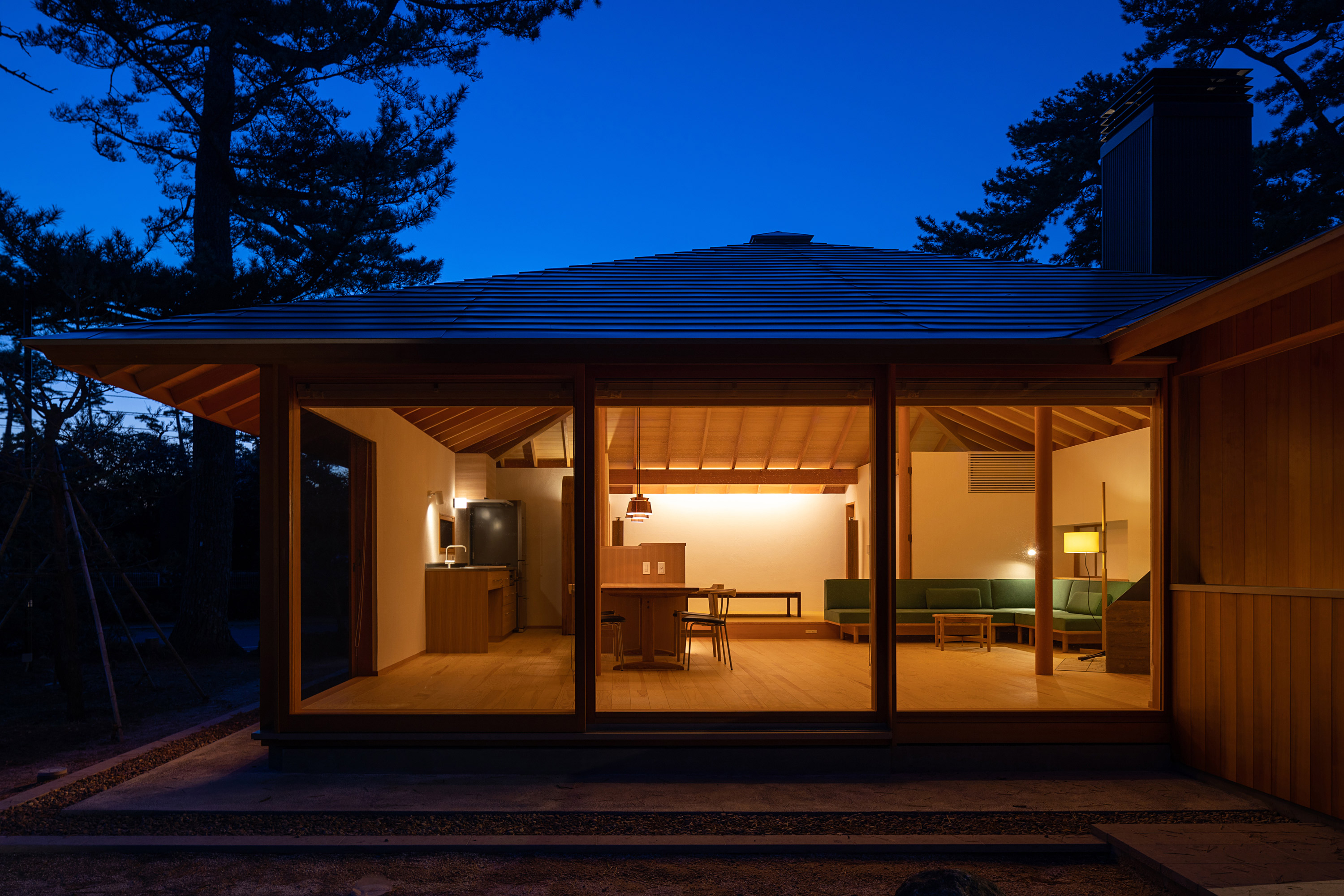 簡素な山小屋のような雰囲気の外観