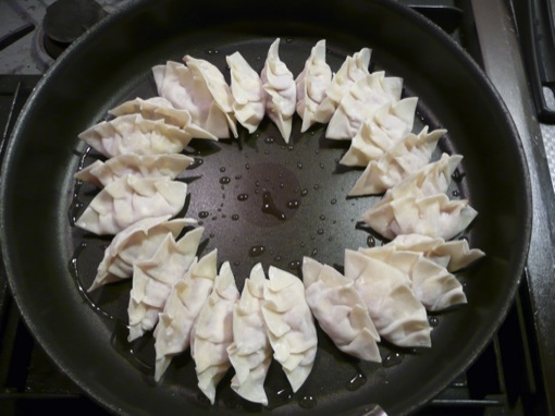 円形に並べて焼く浜松餃子