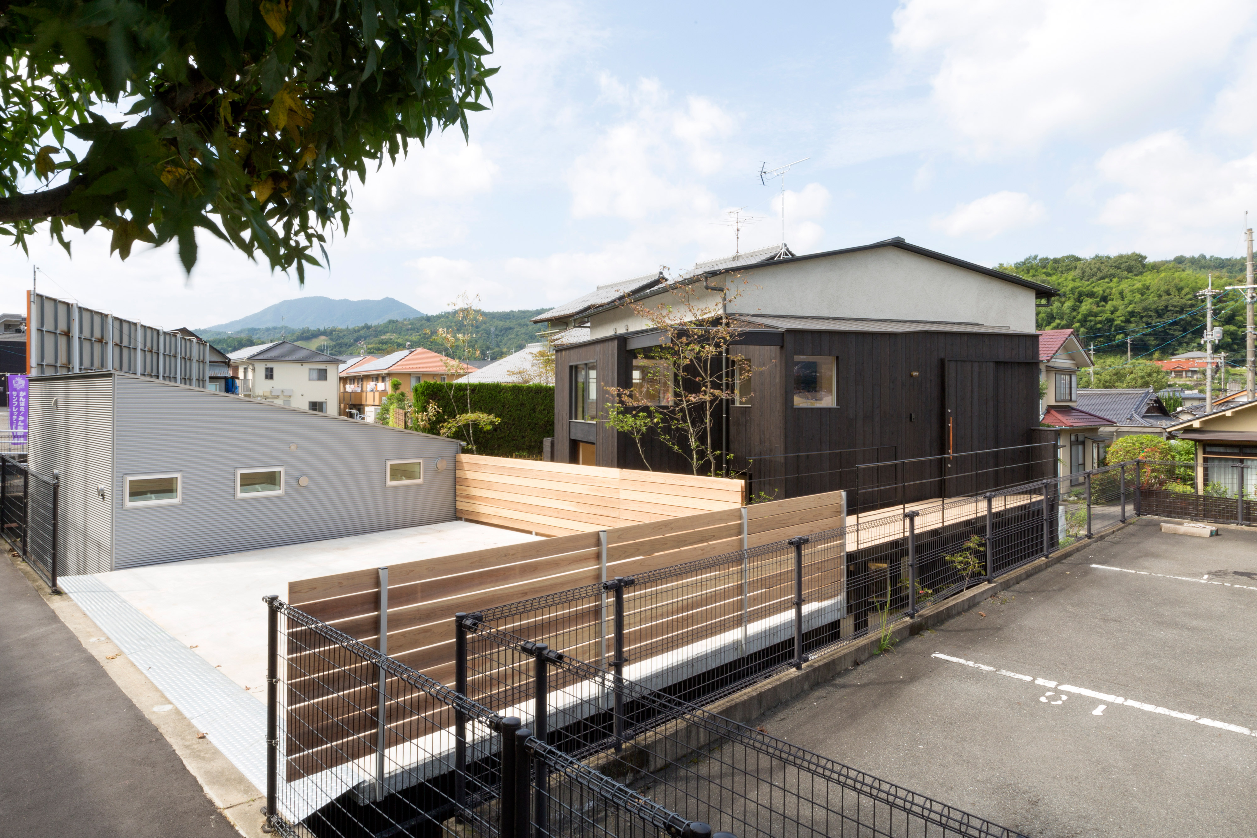 駐車場が中二階にある家