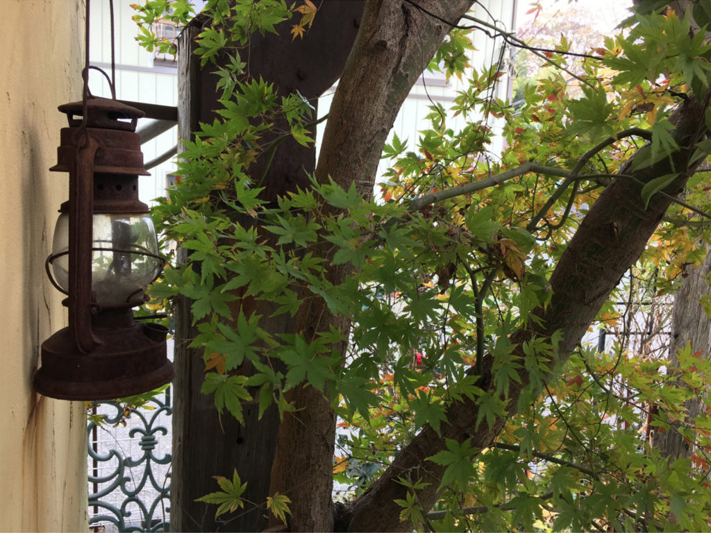 アンティークのランタンと紅葉