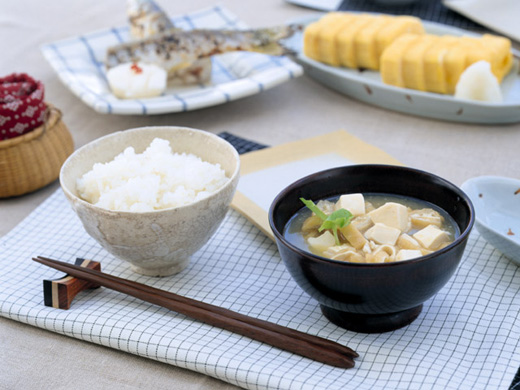 ご飯と味噌汁と卵焼きと魚