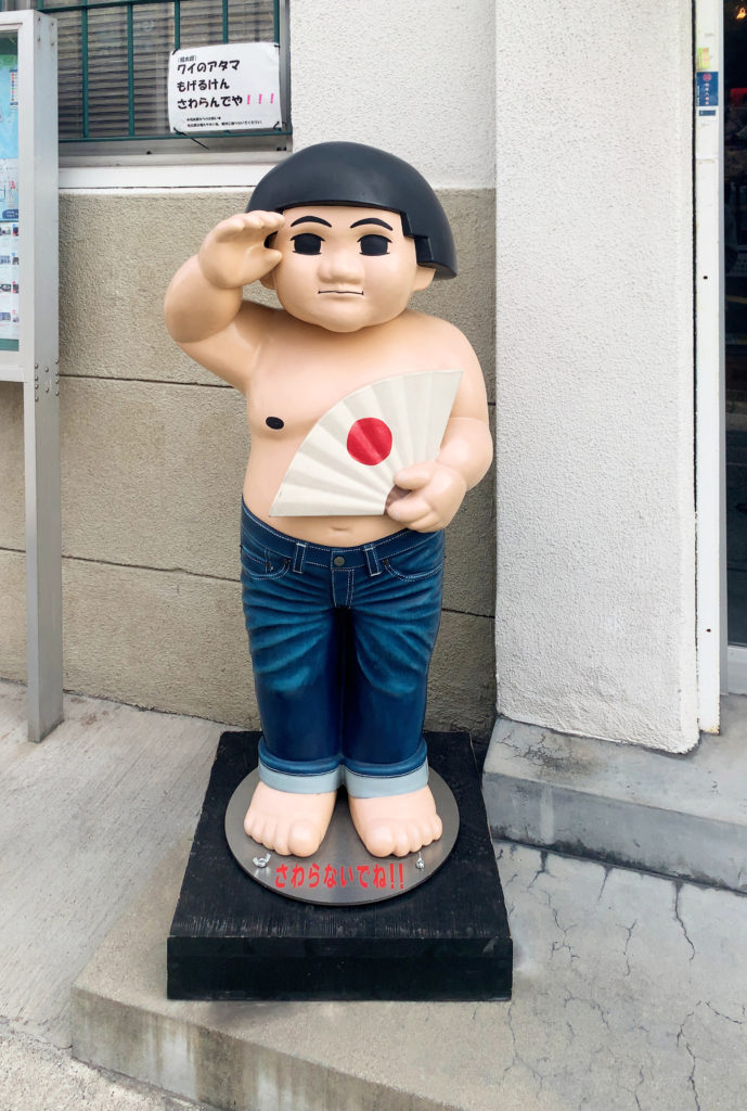 ジーンズストリートのデニムを履いた桃太郎人形