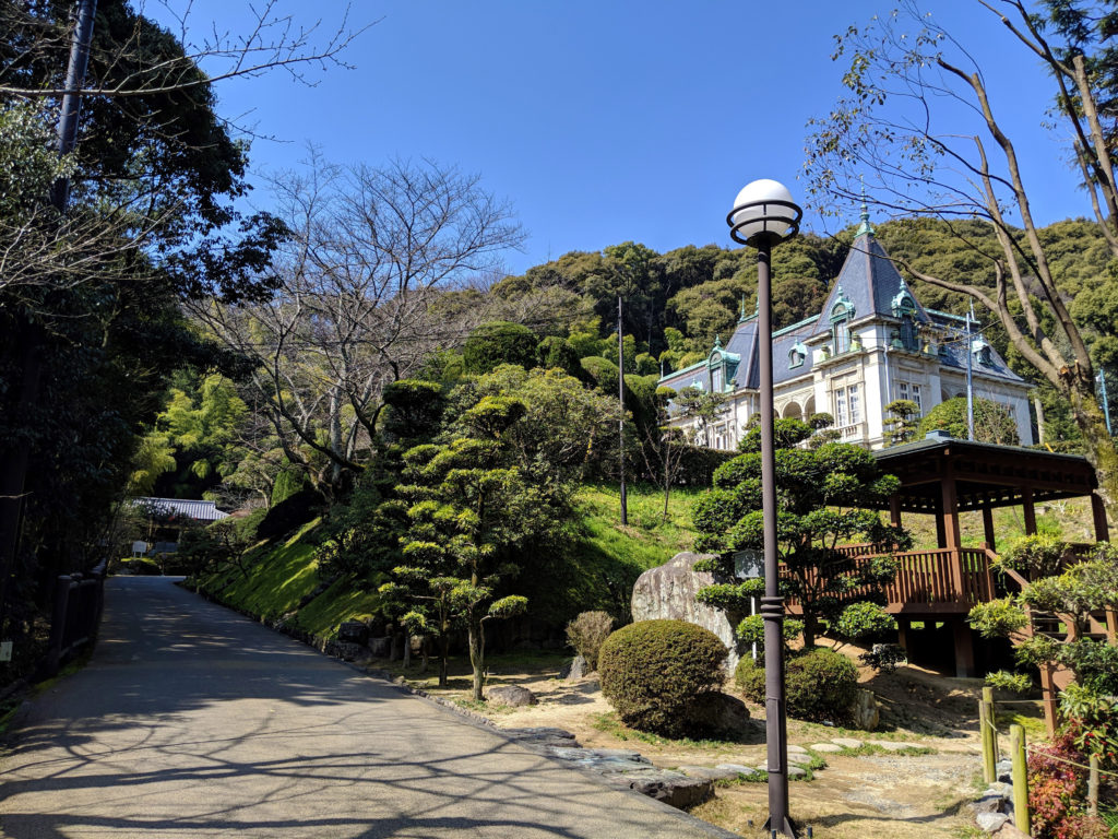 萬翠荘を坂の下から見たところ
