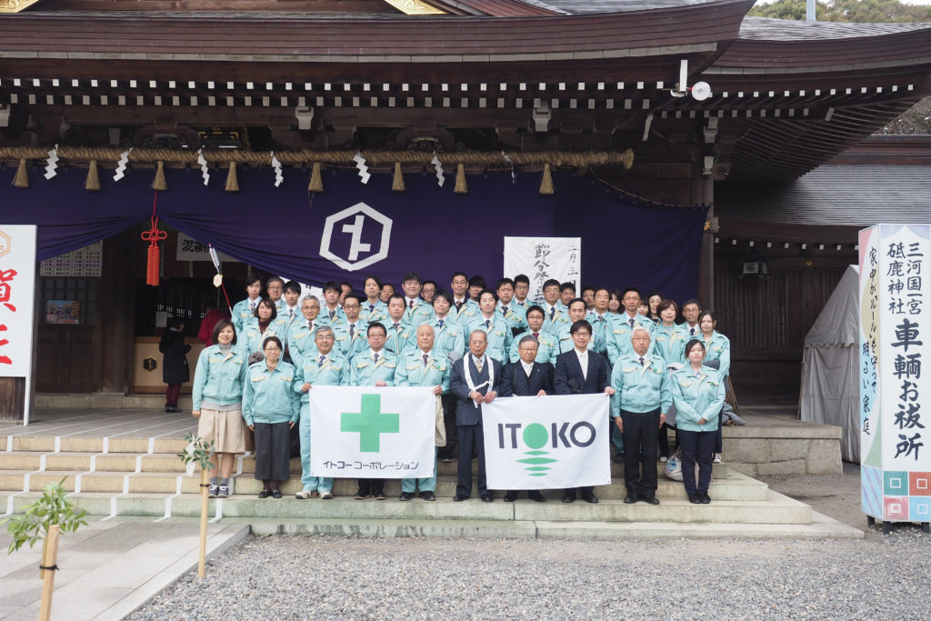 イトコーは砥鹿神社で新年のお参りをします
