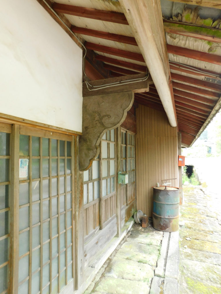 今市市石畳街道沿いの民家