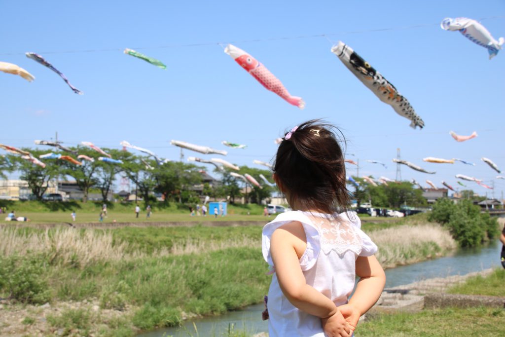 鯉のぼりを見る子供