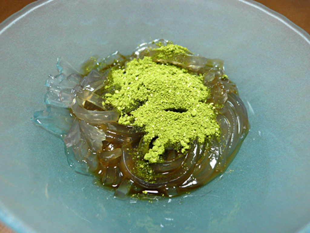 薄青の器に抹茶きな粉と黒蜜をまぶしたところてん
