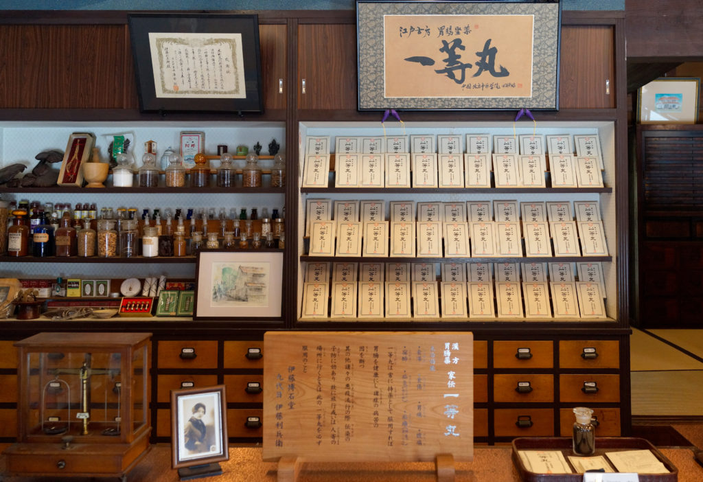 高津屋の薬びんや一等丸が並ぶ店内