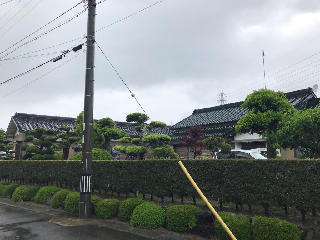 西の家がある家