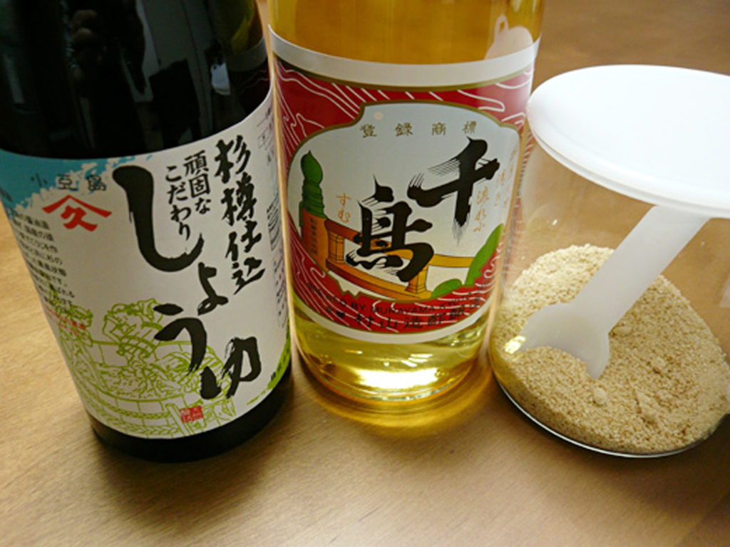 左から杉樽しょうゆと千鳥酢とてんさい糖