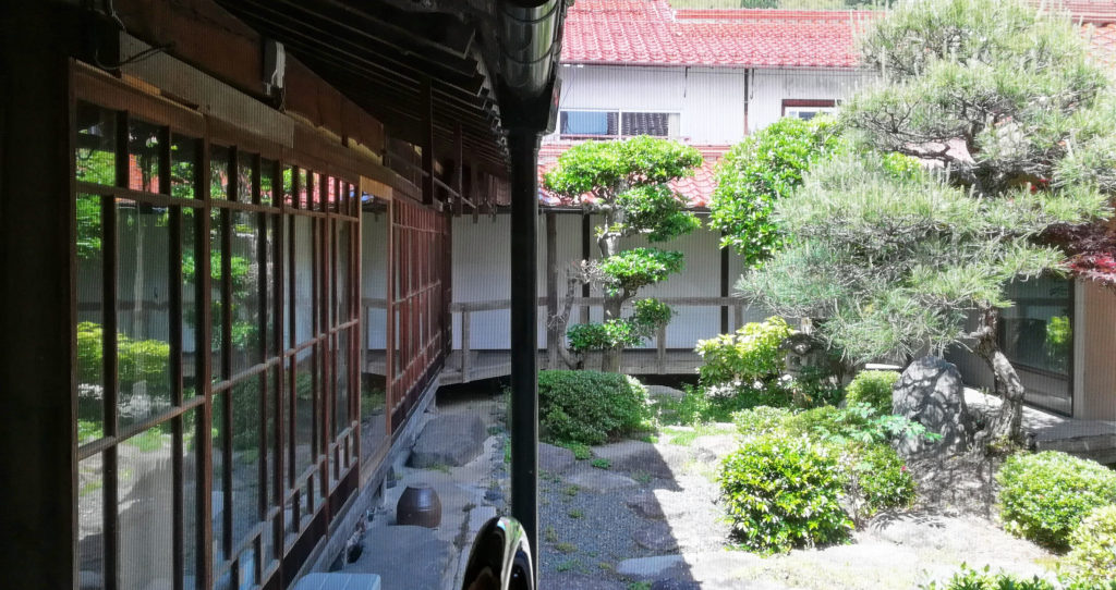 高津屋伊藤博石堂の庭