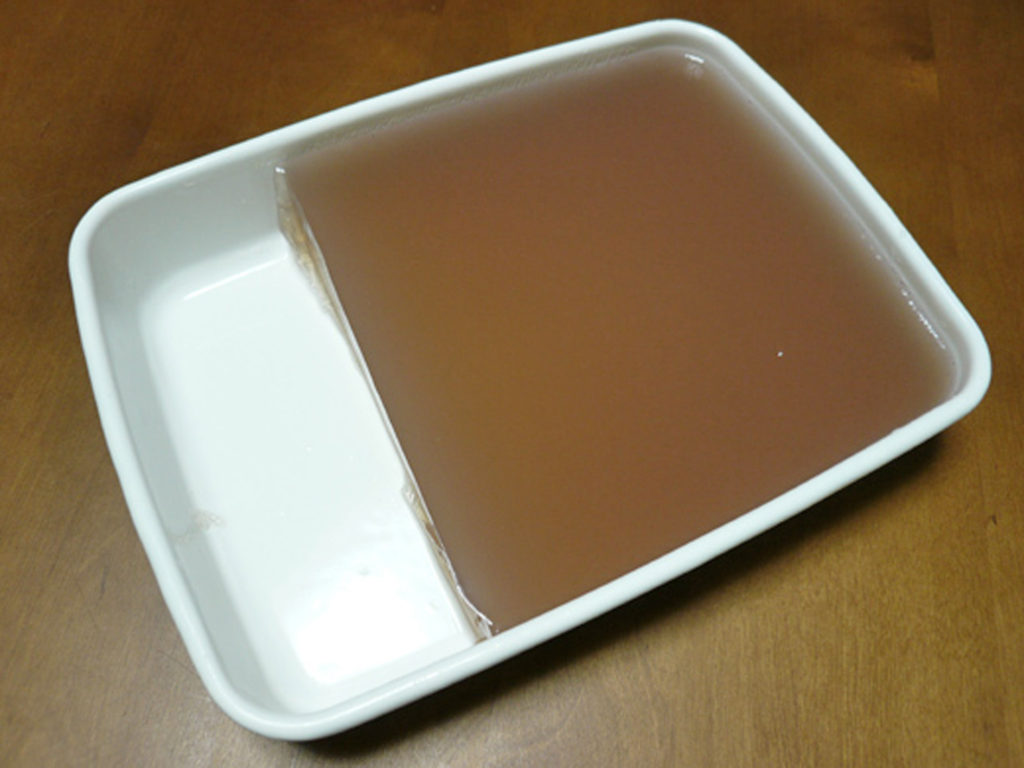 薄い赤紫色をした手作りところてん
