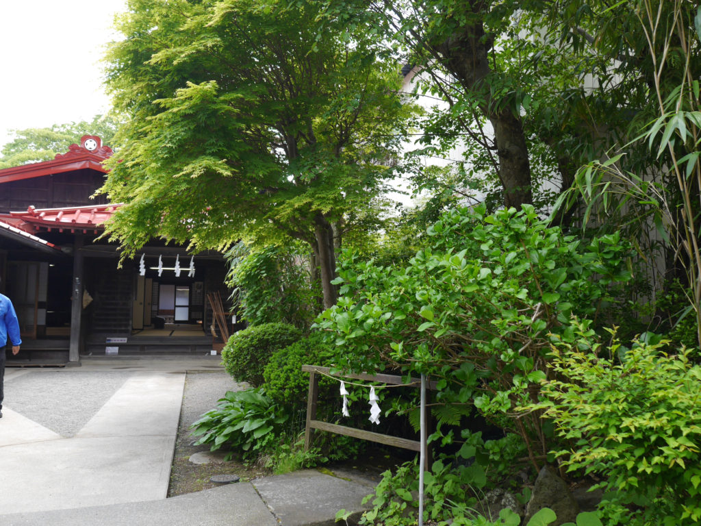 ヤーナ川と主屋
