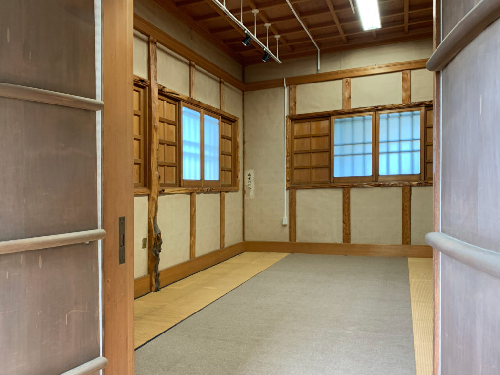 書斎蔵のもみ殻や炭⽕などを使った床暖房