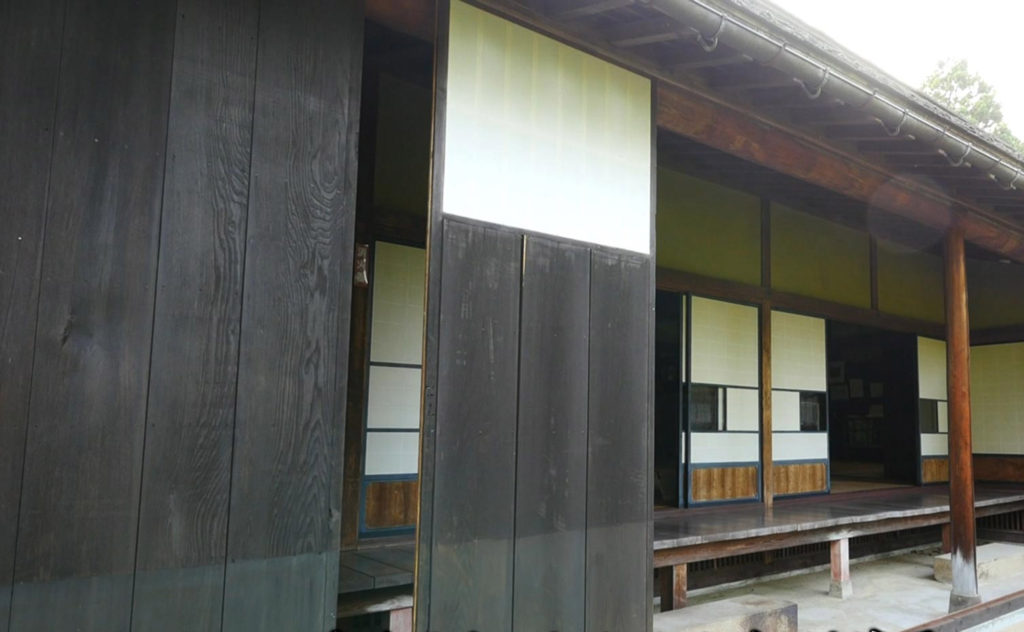 戸袋に収納できる雨戸