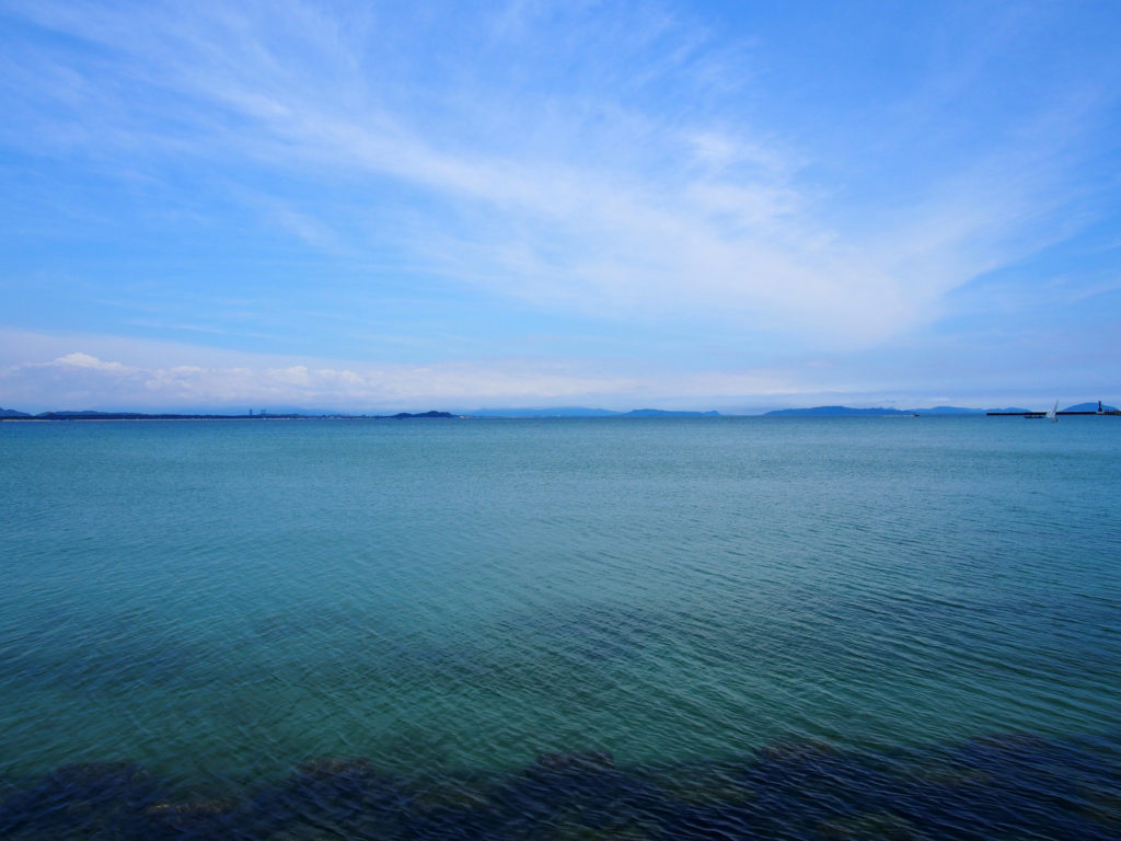 青い海