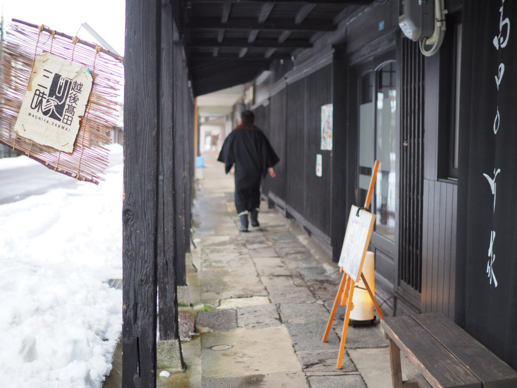 雪の雁木通り