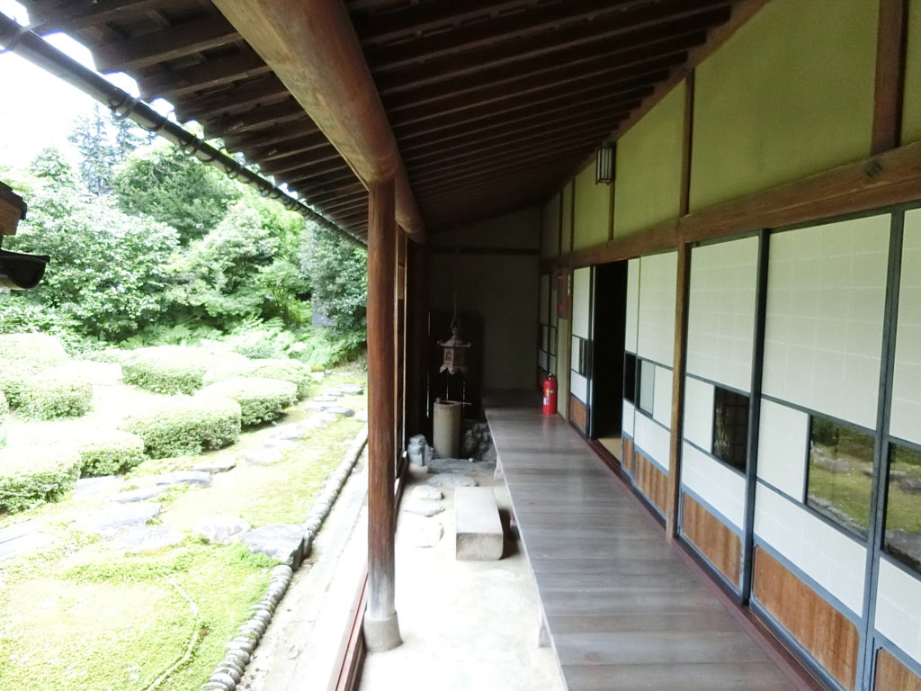 縁側の約2mある軒下空間