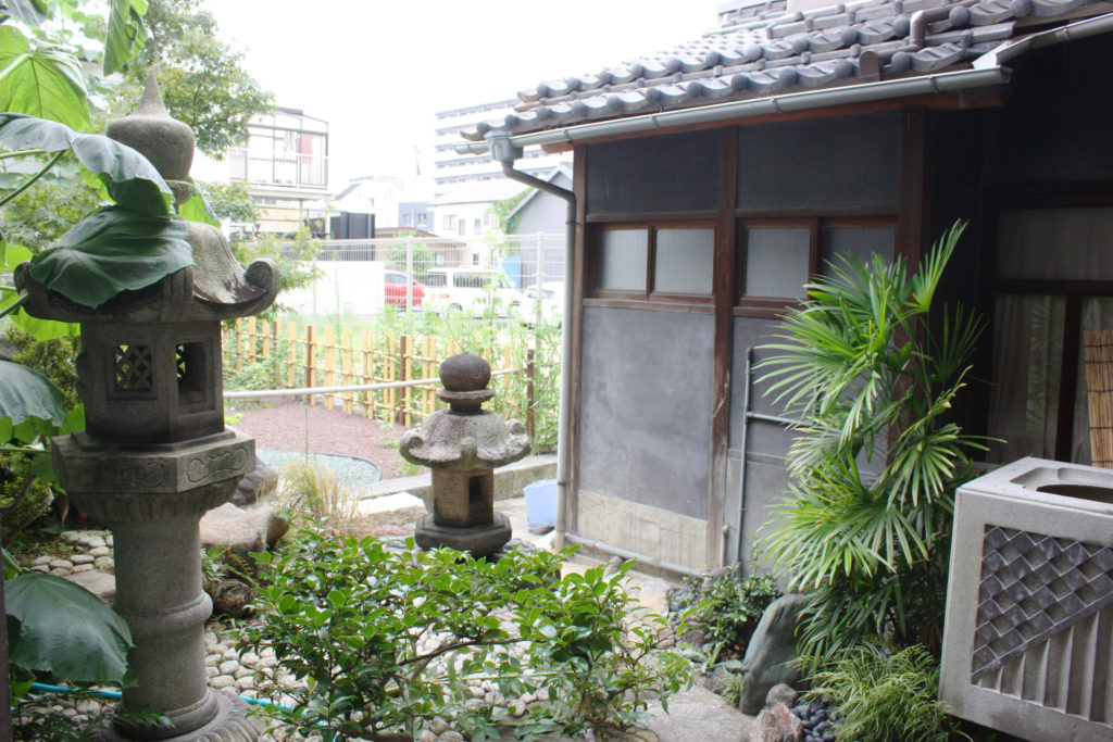 秋寅の館の灯籠がある小さな庭
