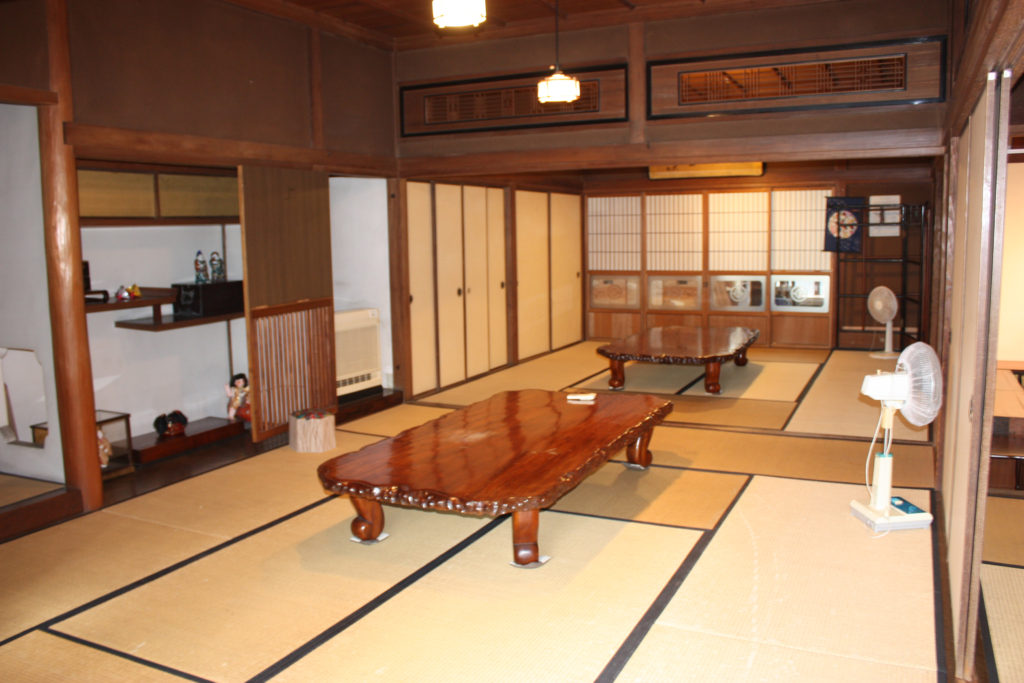 10畳と8畳の畳の部屋
