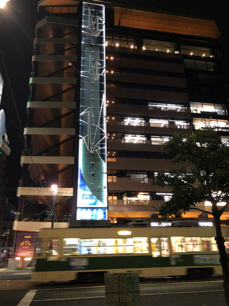 ライトアップされた夜のおりづるタワー