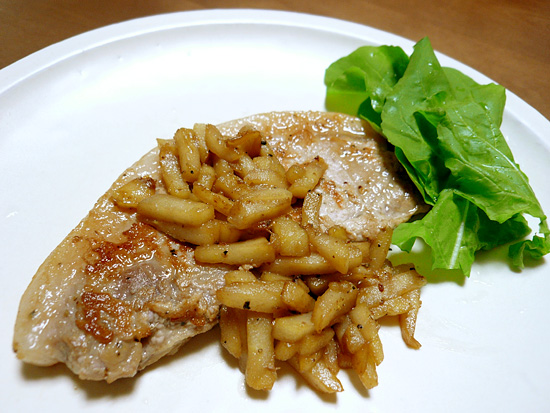 豚肉の上にりんごをのせ、クレソン(今回はルッコラ)を飾ります