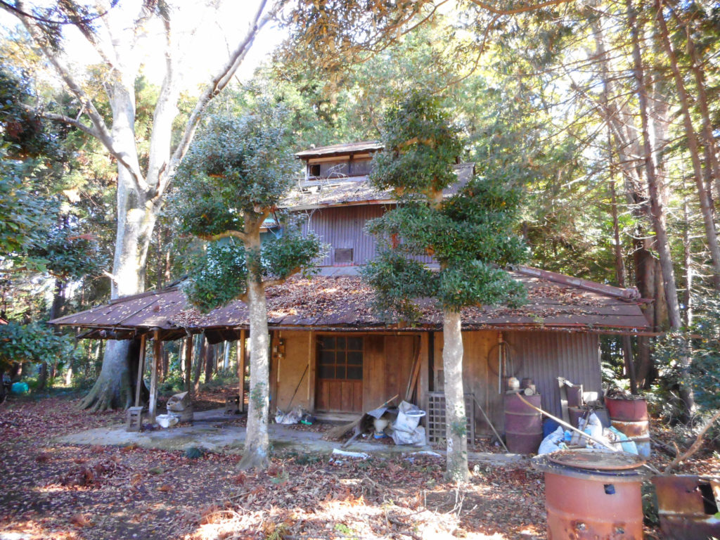 雑木林に囲まれたベーハ小屋