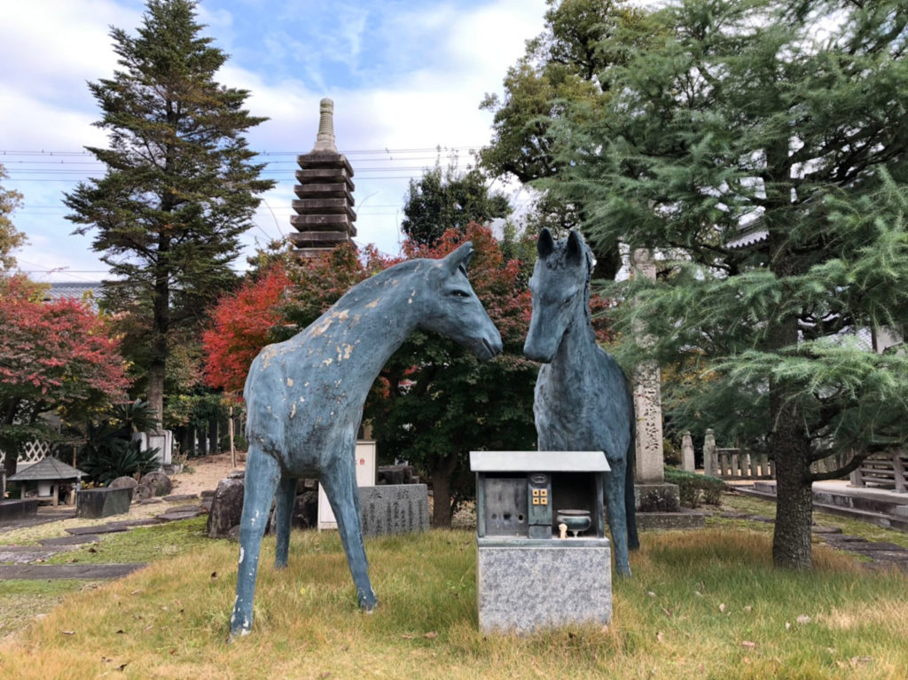 本山寺に祀られている馬の像