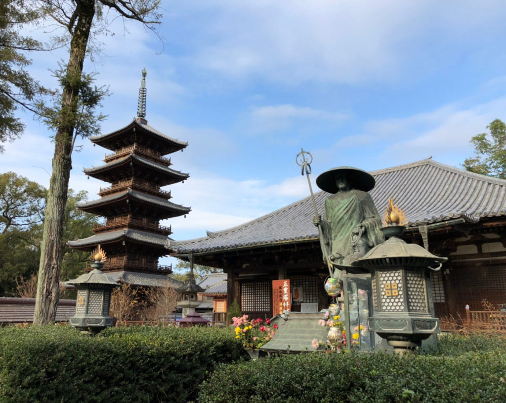 本山寺の弘法大師像と五重の塔