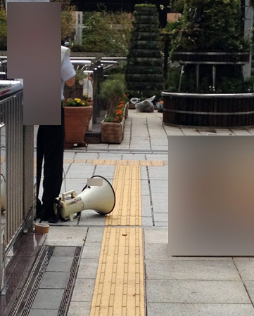 点字ブロックの上で街頭演説