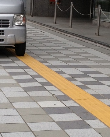 点字ブロック上に路駐