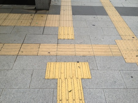 複雑に組み合わさった点字ブロック