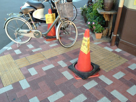 点字ブロック上に自転車を停めている非常識