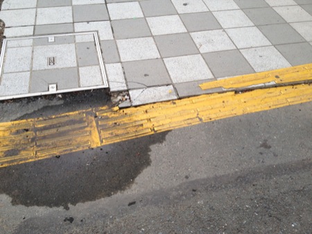 ボロボロの点字ブロックと道路