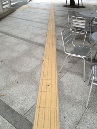 点字ブロックスレスレのカフェの椅子