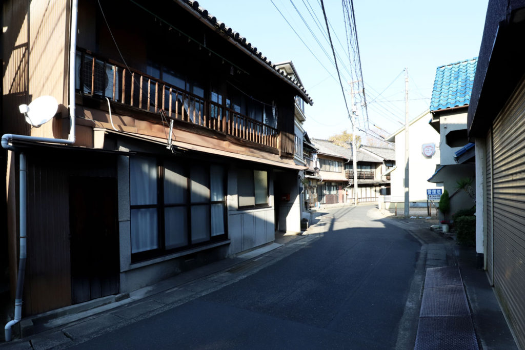 天満町の蛇行した道