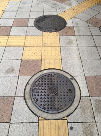 マンホールと警告ブロック