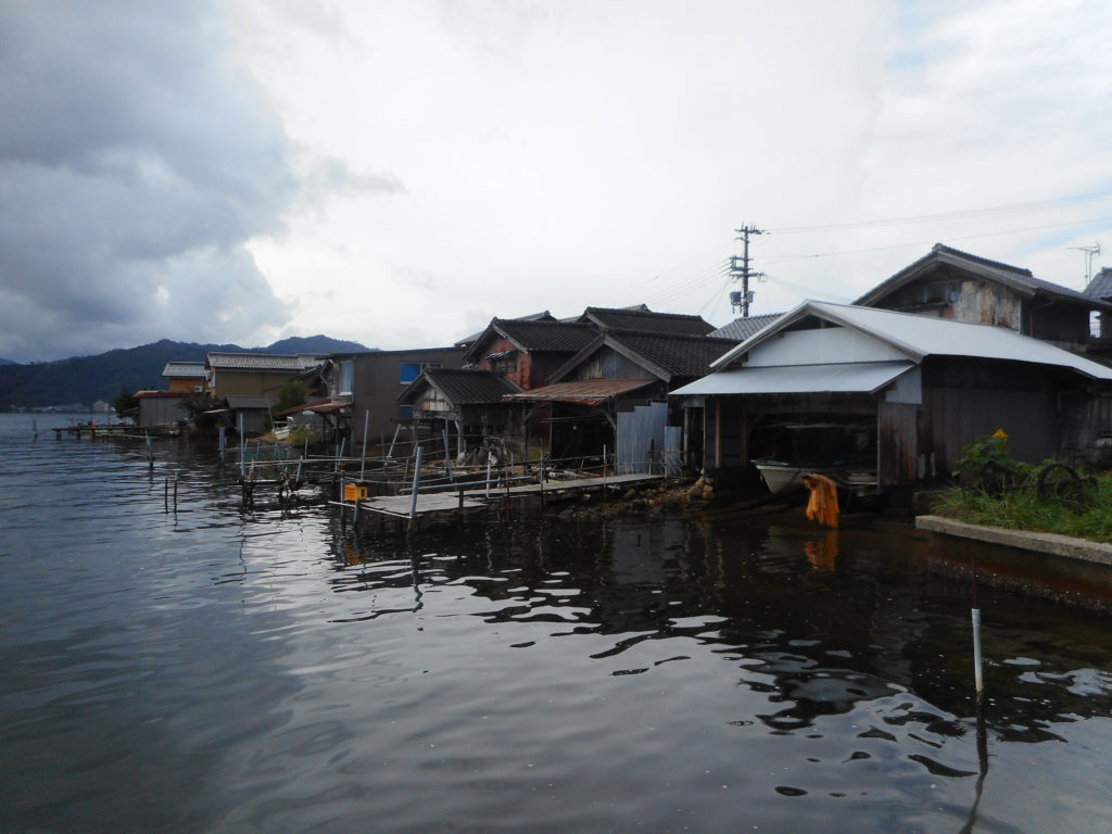 海に張り出した小屋群