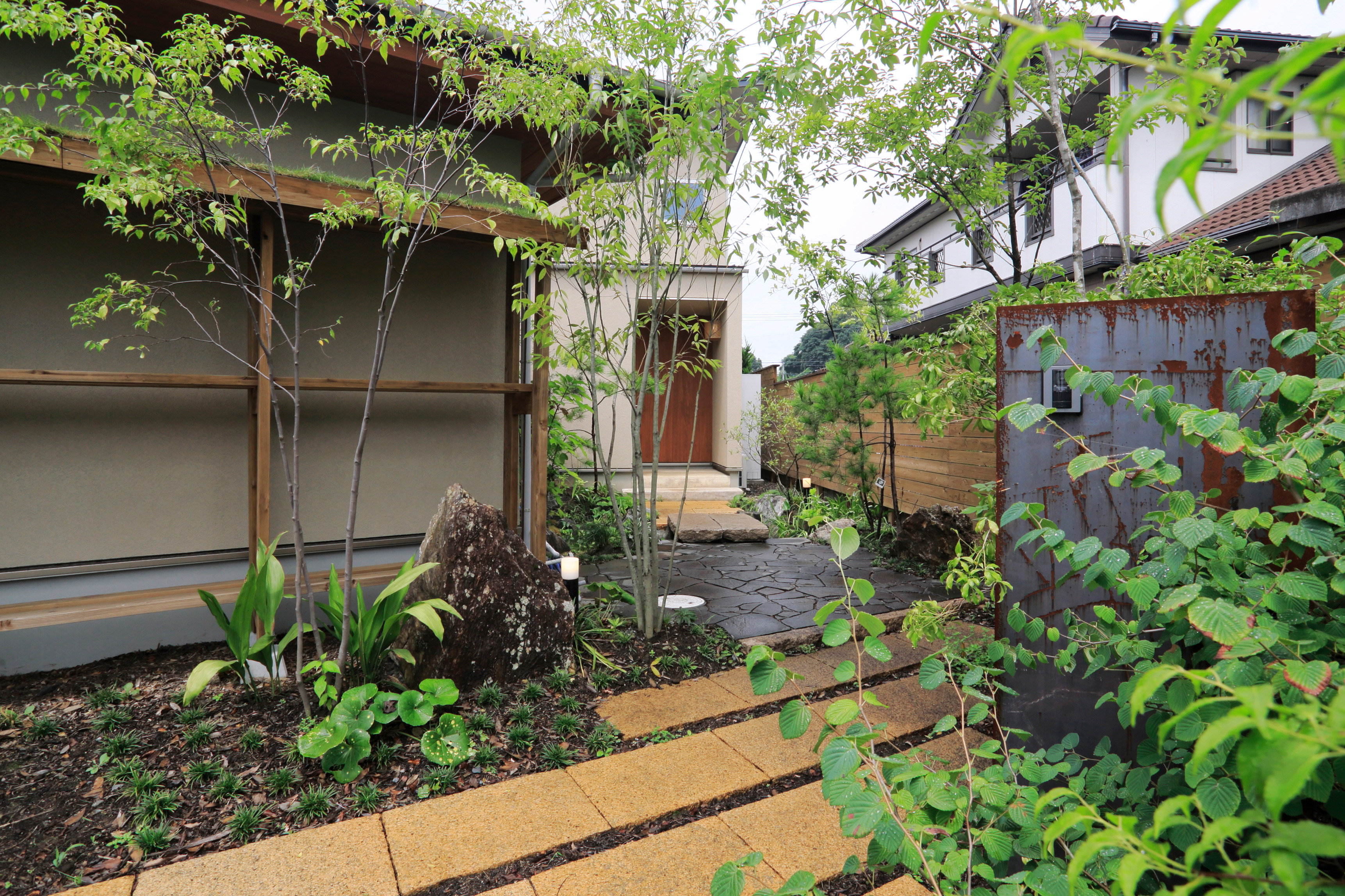 植物が沢山植えられた元町の家エントランス