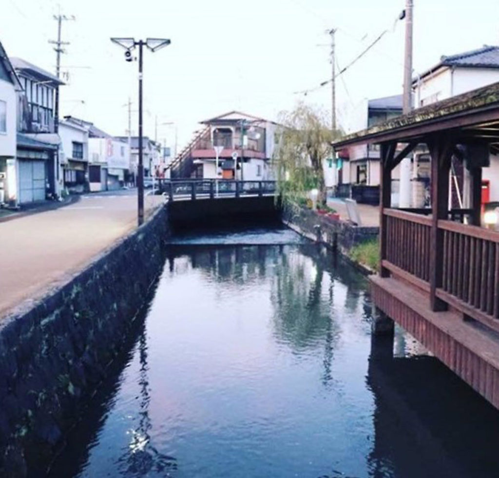 大出手川が流れる商店街の一角