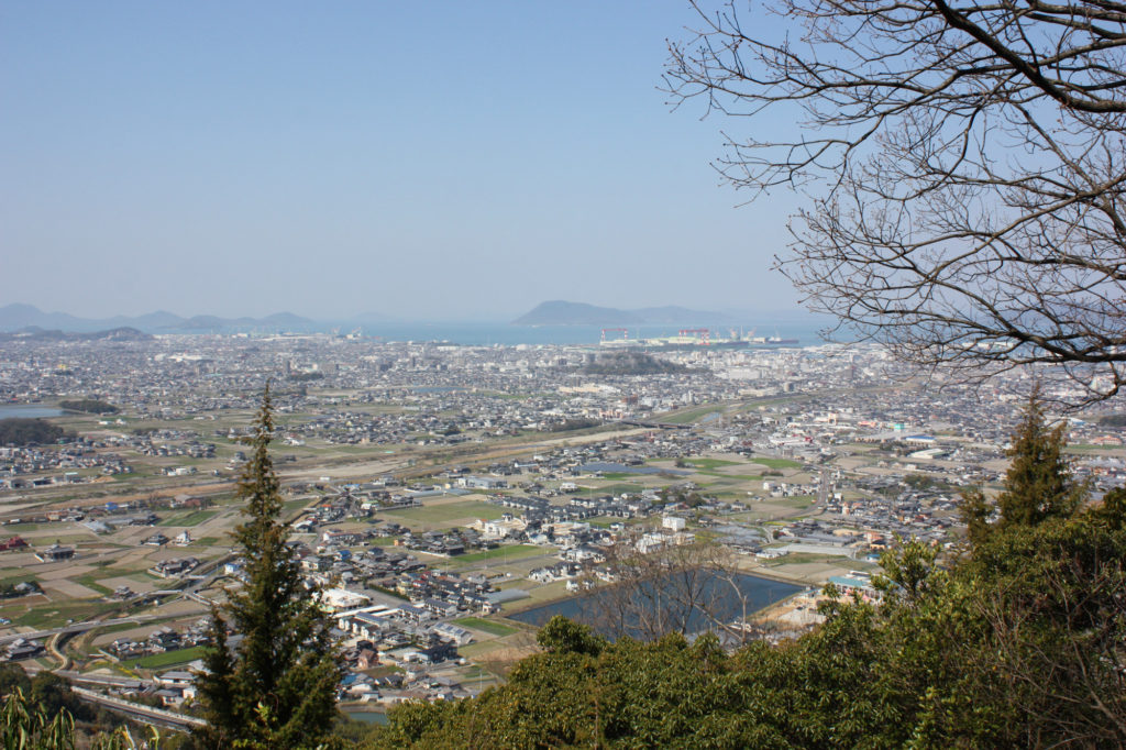 丸亀城と瀬戸の島