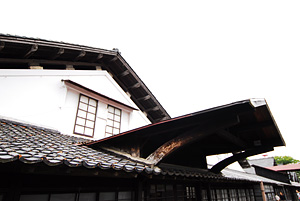 木造の倉庫群